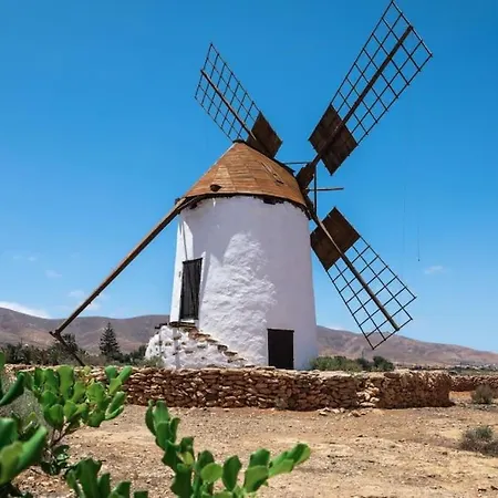 Historica Con Molino De Viento Antigua (Fuerteventura)