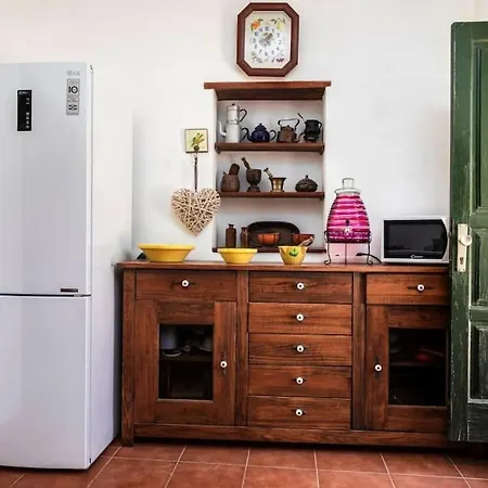 Historica Con Molino De Viento Villa *