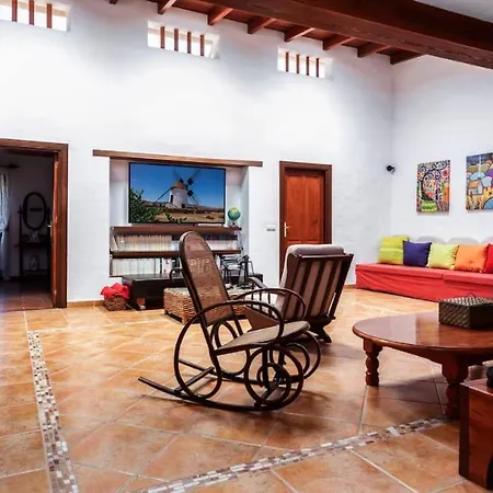 Historica Con Molino De Viento Villa *