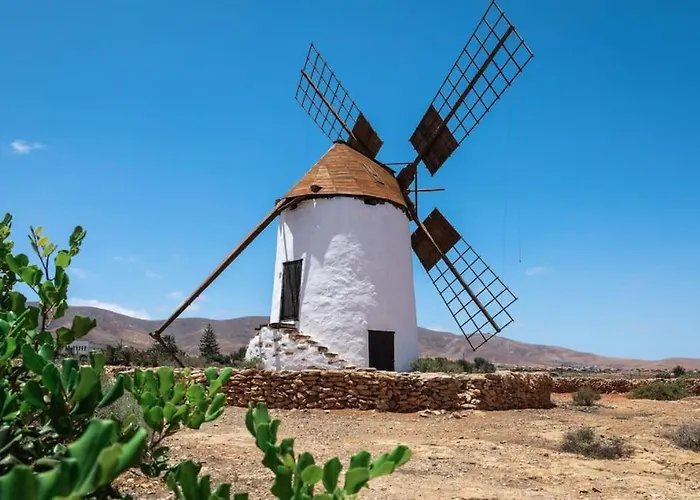 Historica Con Molino De Viento Antigua (Fuerteventura)
