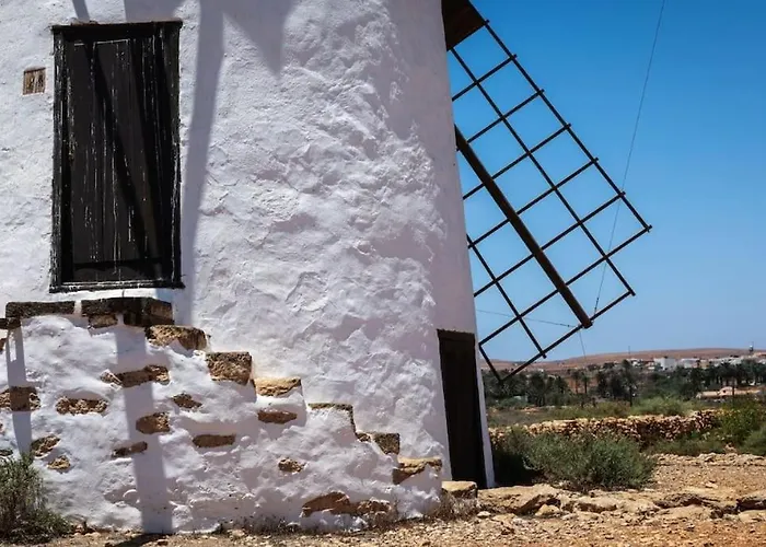 Historica Con Molino De Viento Vila *